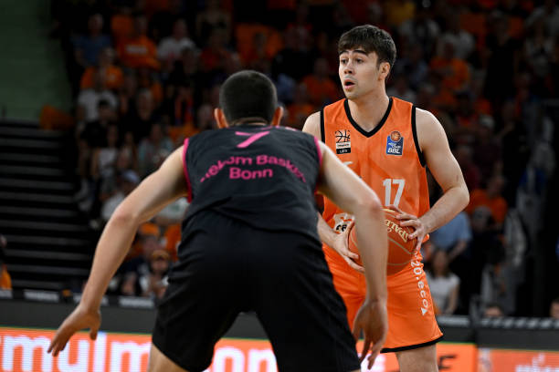 相较于布朗 相较于布朗